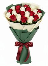Букет Микс из красных и белых роз в Елгозино