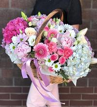 Цветочная композиция из Розы, Хризантемы, Пионы и Лизиантусы в корзине в Елгозино