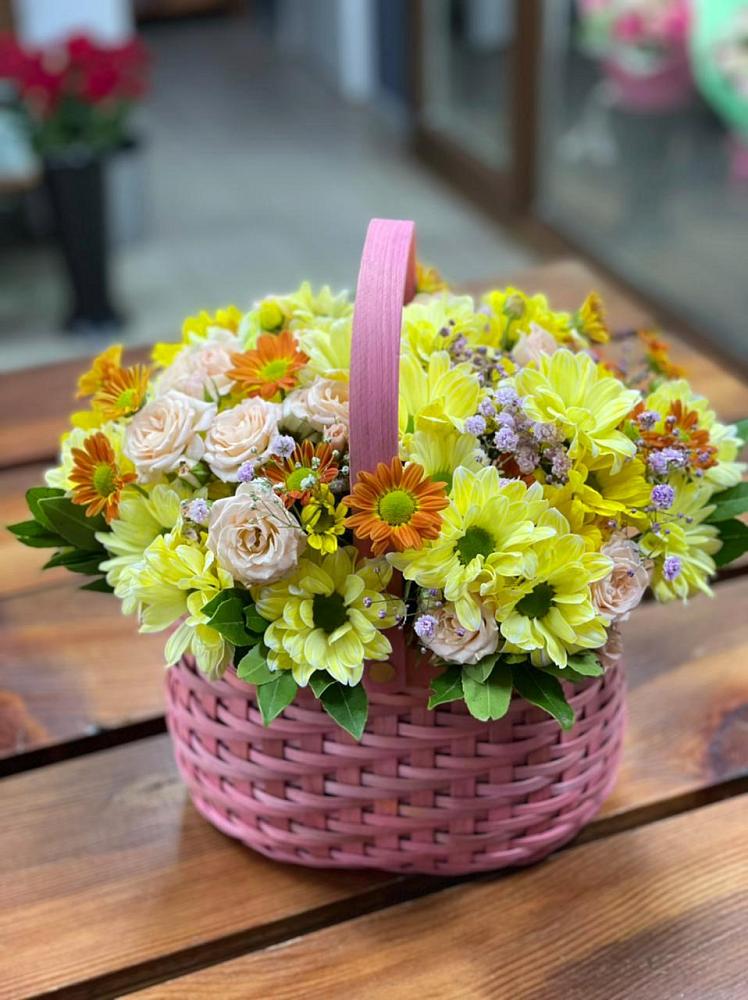 Цветочная композиция из Хризантемы и Розы в корзине в Елгозино