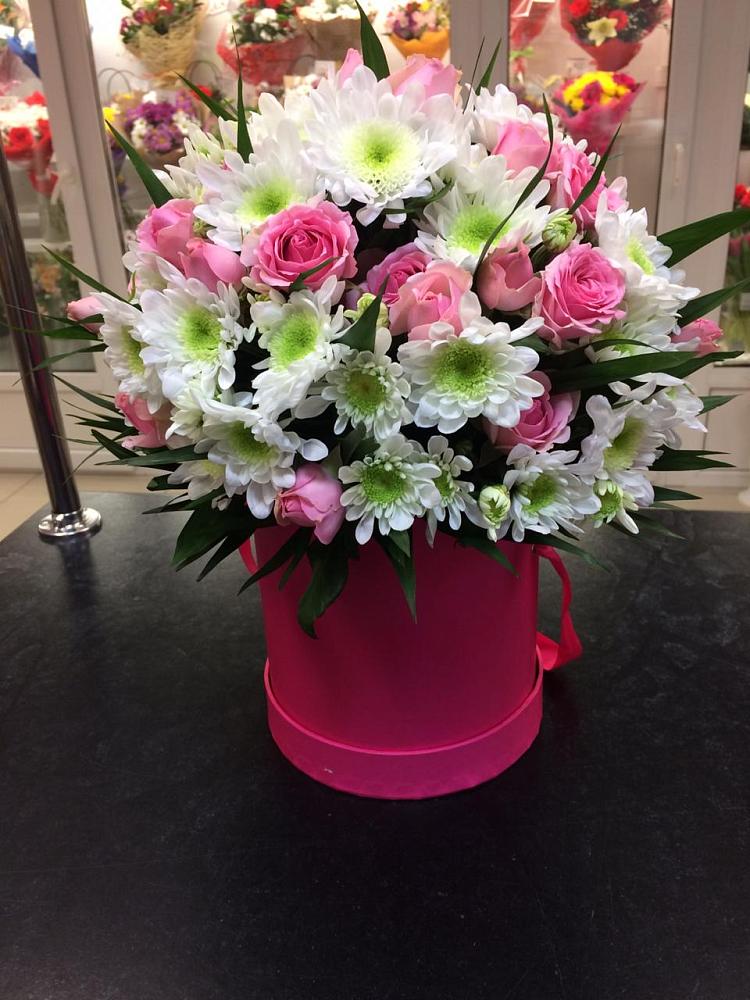 Цветочная композиция из Розы и Хризантемы в шляпной коробке в Елгозино