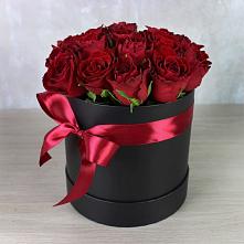 Цветочная композиция из Розы в шляпной коробке в Елгозино