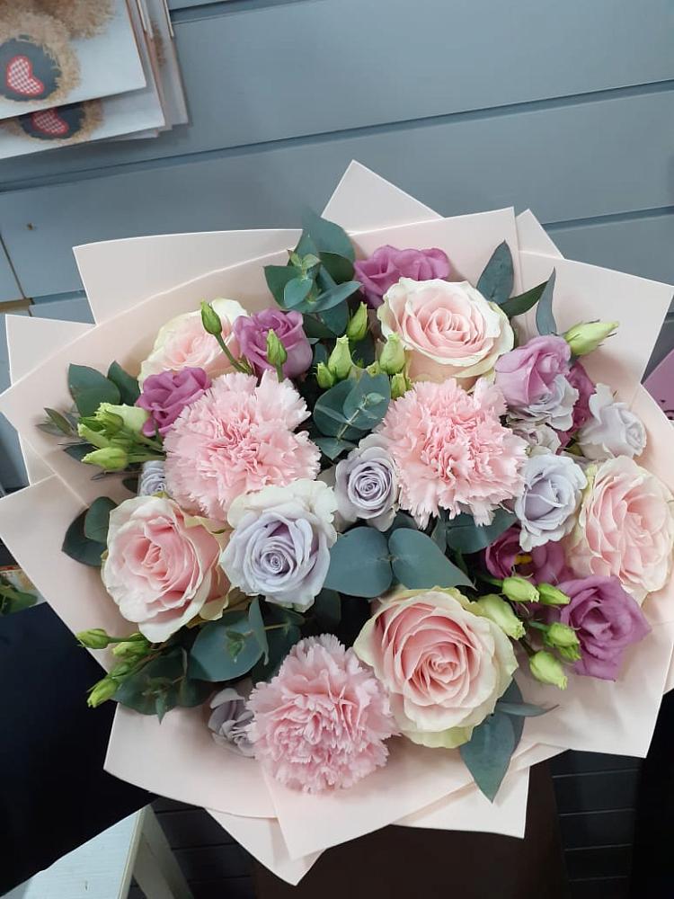 Букет цветов из: Розы, Гвоздики и Лизиантусы в Елгозино