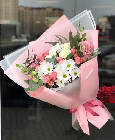 Букет цветов из: Розы, Лизиантусы и Хризантемы в Елгозино