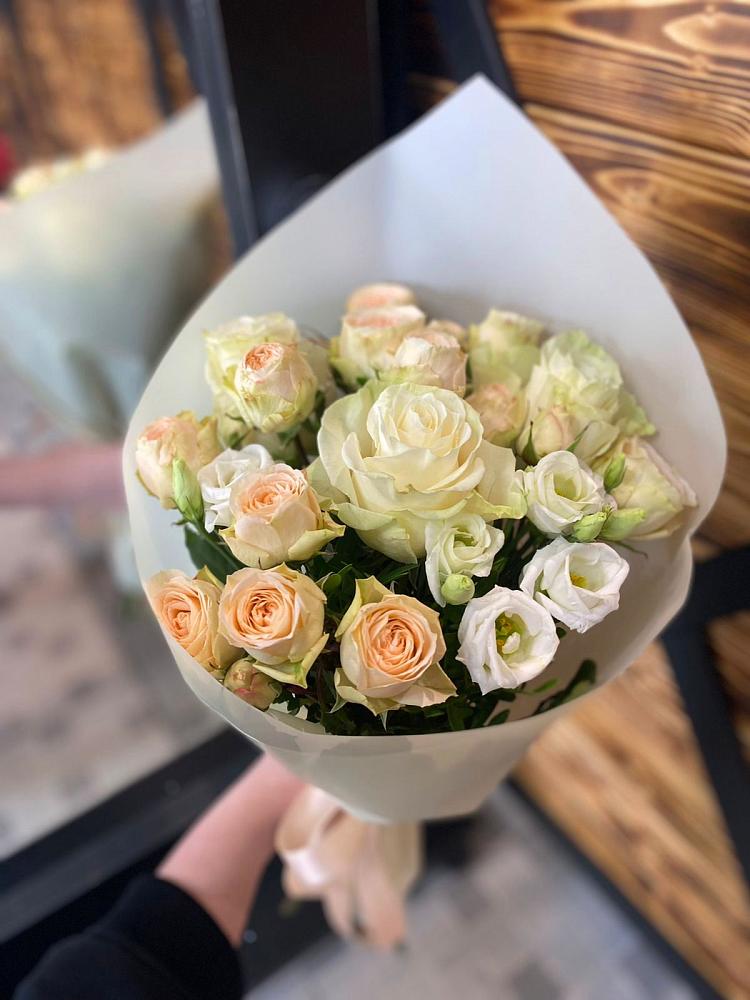 Букет цветов из: Розы и Лизиантусы в Елгозино